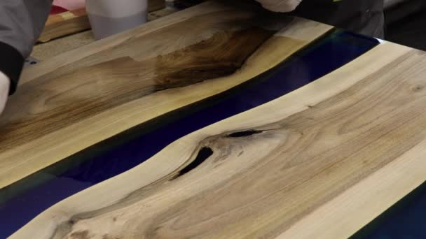 ワックスオイルで木製のテーブルトップをコーティングします 油性の液体で木製の表面の保護 木材の最終加工 — ストック動画