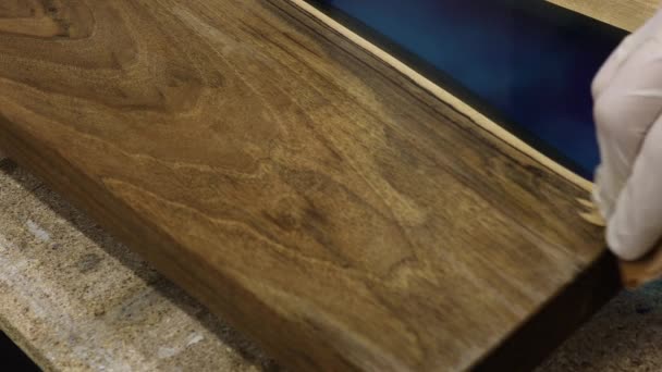 ワックスオイルで木製のテーブルトップをコーティングします 油性の液体で木製の表面の保護 木材の最終加工 — ストック動画