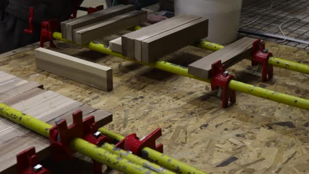ハードウッドの接着棒の技術は カウンタートップのさらなる製造のための1つの固体配列に ヴィンテージ木材製品の生産のための工場 — ストック動画