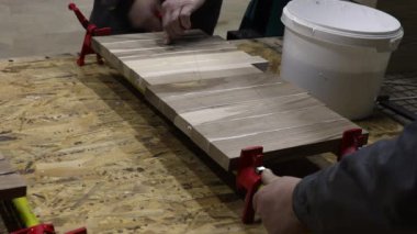 Daha fazla tezgah üretmek için sert ahşap çubuklarını tek bir diziye yapıştırma teknolojisi. Antika ahşap ürünleri üretimi için bir fabrika..