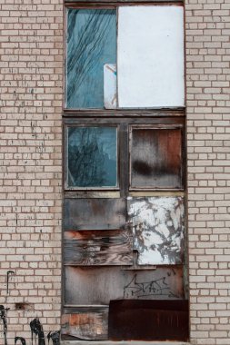 Beyaz tuğlalı duvardaki eski ahşap pencere