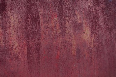 Çizik ve çatlaklarla paslı metal doku.