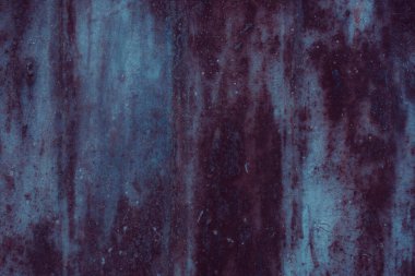 Çizik ve çatlaklarla eski paslı metal dokusu.