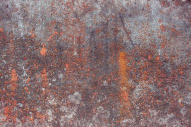 Çizik ve çatlaklarla paslı metal doku.
