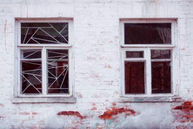 Kırmızı ve beyaz tuğlalı eski pencere