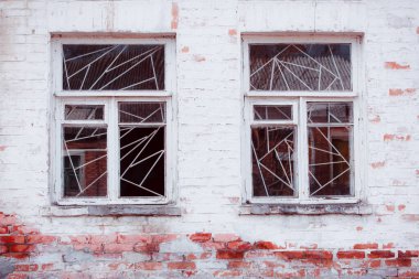 kırmızı ve beyaz tuğlalı duvarı olan eski ahşap pencere.