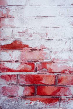 kırmızı ve beyaz boyalı tuğla duvar 