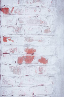 kırmızı ve beyaz boyalı tuğla duvar 