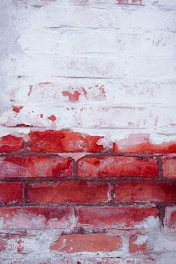 kırmızı ve beyaz boyalı tuğla duvar 