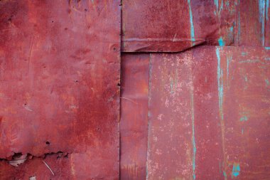 Çizik ve çatlaklarla eski paslı metal dokusu.