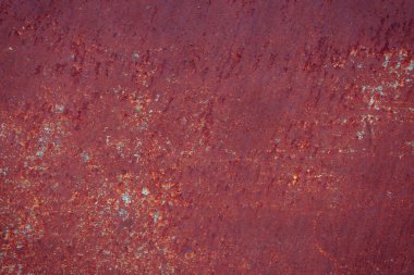 Çizik ve çatlaklarla paslı metal doku.