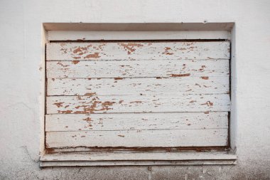 Beyaz duvarlı eski ahşap pencere.