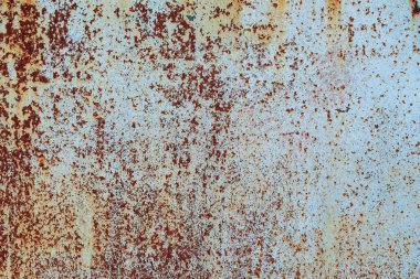 Çizik ve çatlaklarla paslı metal doku.