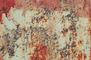 Çizik ve çatlaklarla paslı metal doku.