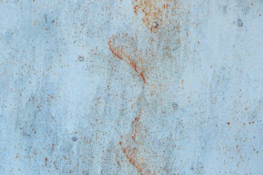 Çizik ve çatlaklarla eski paslı metal dokusu.