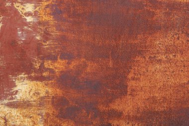 Çizik ve çatlaklarla paslı metal doku.