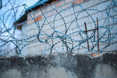 Beyaz bulutlu dikenli teller.