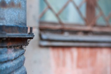 Bir sürü suyu olan paslı metal bir çatı.