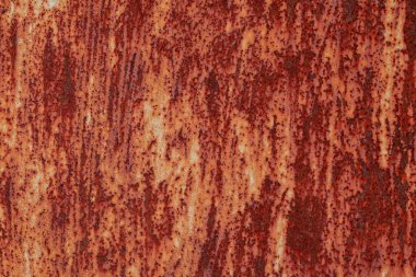 Çizik ve çatlaklarla paslı metal doku.