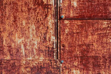 Paslı ve paslı metal plaka.