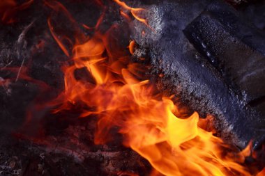 alevler siyah arkaplanda