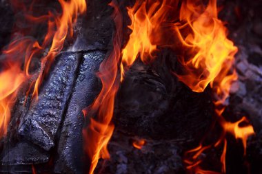 alevler siyah arkaplanda