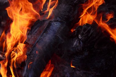 alevler siyah arkaplanda