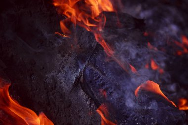 alevler siyah arkaplanda