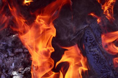 alevler siyah arkaplanda