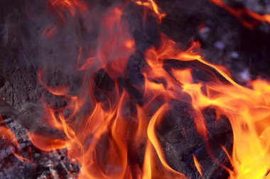 alevler siyah arkaplanda