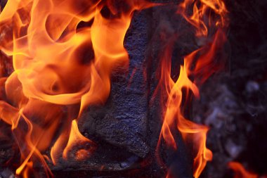 alevler siyah arkaplanda