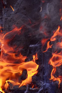 alevler siyah arkaplanda