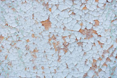 Eski çatlak boya metal dokusunu soyuyor.
