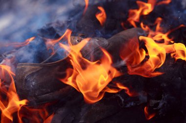 alevler siyah arkaplanda