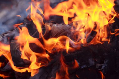 alevler siyah arkaplanda