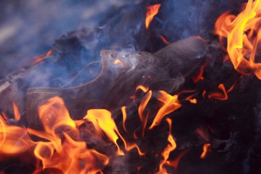 alevler siyah arkaplanda