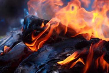 alevler siyah arkaplanda