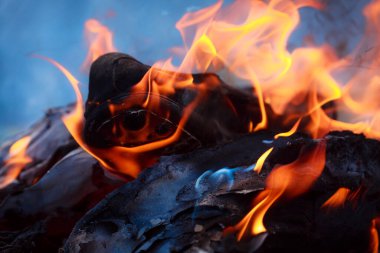 alevler siyah arkaplanda