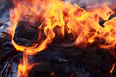 alevler siyah arkaplanda