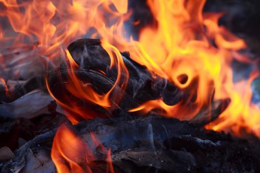 alevler siyah arkaplanda