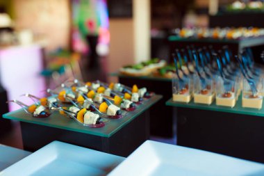 çeşitli aperatifler ve tatlılarla dolu büfe masası.