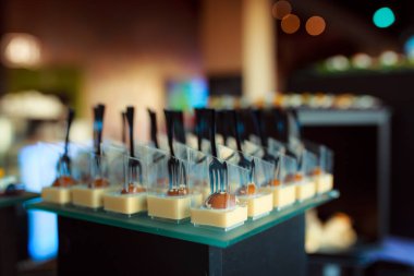 Bir kadeh şarabı kapat.