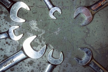 Ahşap arka planda eski paslı İngiliz anahtarı