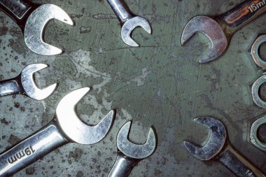 Ahşap bir arka planda anahtarlar