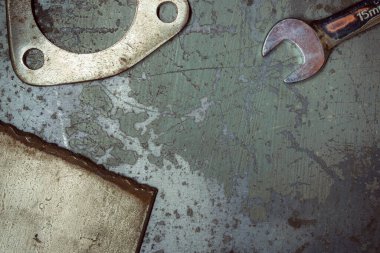 Karanlık bir arka planda eski paslı anahtar.