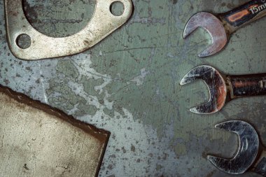 Karanlık bir arka planda eski paslı anahtar.