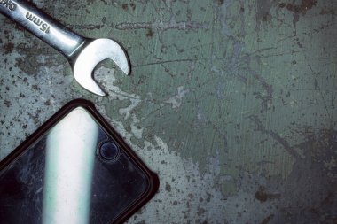 Tahta bir arka planda çekiç ve anahtar.