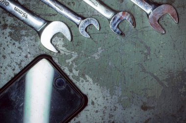 Karanlık bir arka planda eski paslı anahtar..