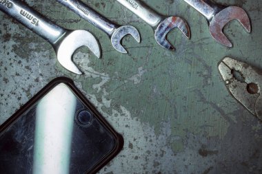 Karanlık bir arka planda eski paslı anahtar..