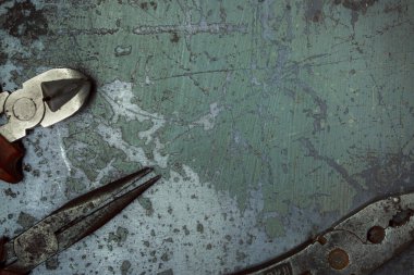 Eski paslı metal sapı koyu bir arka planda..